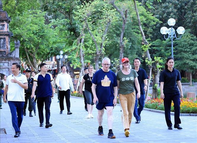 Toàn quyền Australia Sam Mostyn và Phu quân thong dong sải bước ngắm cảnh hồ Hoàn Kiếm trong buổi sáng mùa Thu Hà Nội. Ảnh: Tuấn Anh - TTXVN