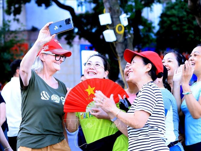 Toàn quyền Australia Sam Mostyn giao lưu với người dân Hà Nội như những người bạn gặp nhau. Ảnh: Tuấn Anh - TTXVN