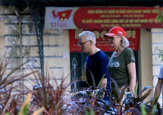 Toàn quyền Australia Sam Mostyn và Phu quân thong thả tản bộ quanh hồ Hoàn Kiếm. Ảnh: Tuấn Anh - TTXVN