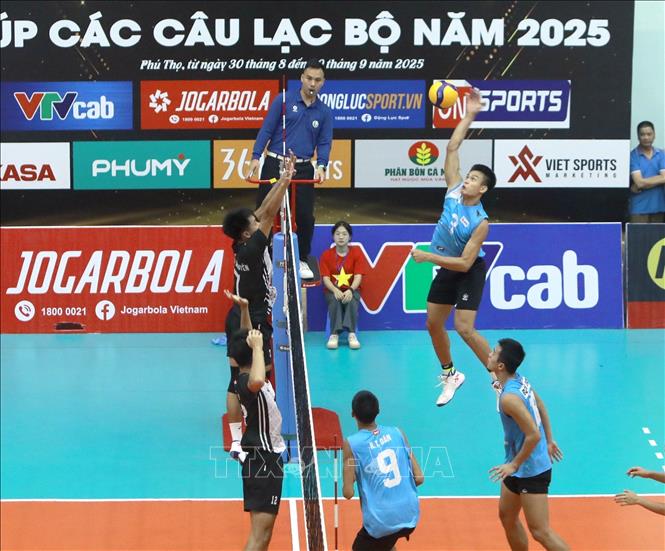 Pha đập bóng trên lưới của đội Biên Phòng MB (áo xanh sáng)trước đội Thể Công Tân Cảng trong trận chung kết giải đấu. Ảnh: Hoàng Hùng -TTXVN