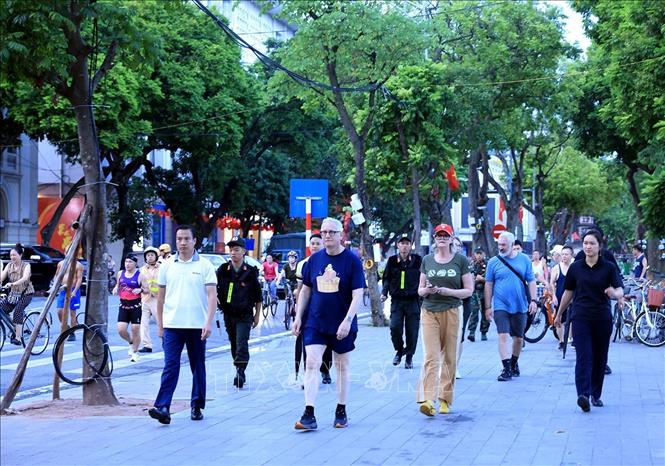 Toàn quyền Australia Sam Mostyn và Phu quân thong dong dạo quanh hồ Hoàn Kiếm trong tiết trời mùa Thu mát mẻ và thưởng ngoạn phong cảnh Hà Nội. Ảnh: Tuấn Anh - TTXVN