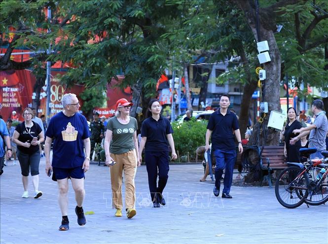 Toàn quyền Australia Sam Mostyn và Phu quân thong dong tản bộ, ngắm cảnh Hà Nội sáng mùa Thu như những du khách. Ảnh: Tuấn Anh - TTXVN