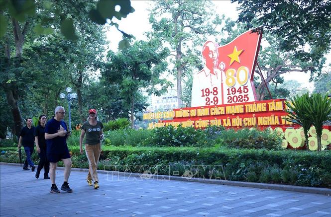 Toàn quyền Australia Sam Mostyn và Phu quân thong dong đi dạo quanh hồ Hoàn Kiếm. Ảnh: Tuấn Anh - TTXVN