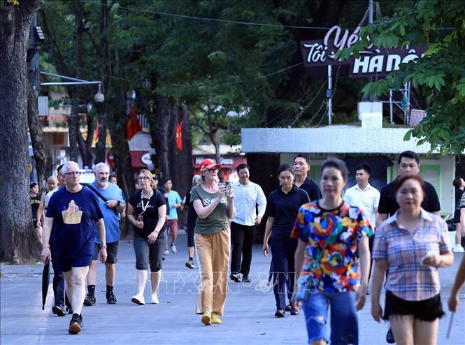 Toàn quyền Australia Sam Mostyn và Phu quân thong dong tản bộ quanh hồ Hoàn Kiếm để ngắm cảnh và thưởng ngoạn không khí bình yên của Thủ đô Hà Nội trong tiết trời mùa Thu mát mẻ. Ảnh: Tuấn Anh - TTXVN
