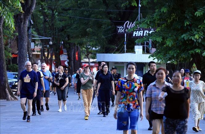 Toàn quyền Australia Sam Mostyn và Phu quân thong thả tản bộ, hòa mình vào cuộc sống của người dân Hà Nội trong buổi sáng mùa Thu bình yên. Ảnh: Tuấn Anh - TTXVN