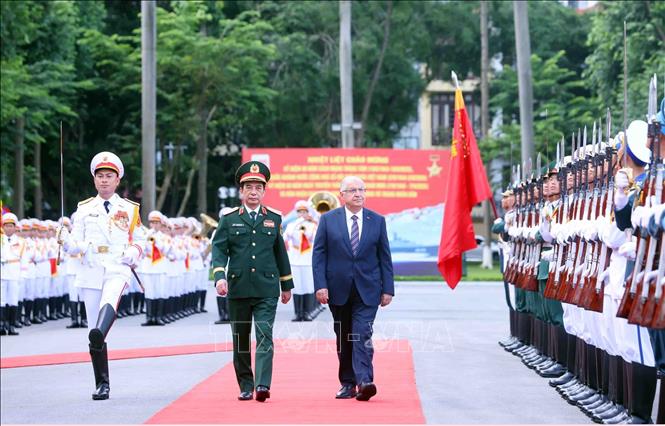Minister of National Defense General Phan Van Giang welcomes his Turkish counterpart Yasar Guler. VNA Photo: Phạm Kiên 