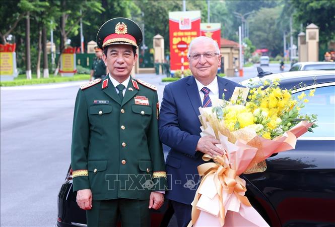 Minister of National Defense General Phan Van Giang welcomes his Turkish counterpart Yasar Guler. VNA Photo: Phạm Kiên 