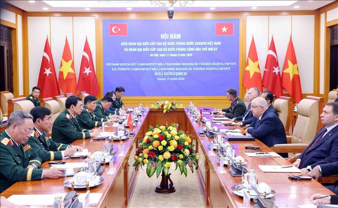 Minister of National Defense General Phan Van Giang holds talks with his Turkish counterpart Yasar Guler. VNA Photo: Phạm Kiên 