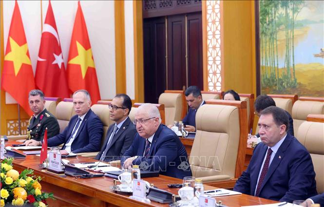 Turkish Minister of National Defence Yasar Guler speaks at the talks. VNA Photo: Phạm Kiên 