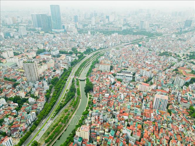 Sông Tô Lịch dài khoảng 14 km, bắt đầu từ phường Nghĩa Đô chảy về phía Nam thành phố và hòa vào sông Nhuệ, đoạn xã Hữu Hòa cũ (nay là xã Đại Áng). Ảnh: Lê Đông - TTXVN