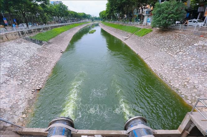 Hai ống HDPE song song, đường kính D1200 (1,2m), dài khoảng 1,5km, dẫn nước Hồ Tây vào sông Tô Lịch. Ảnh: Lê Đông - TTXVN