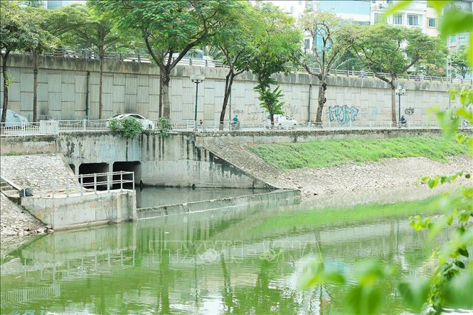 Để giữ màu xanh của nước sông, cần hạn chế cống xả thải nước sinh hoạt đổ vào sông Tô Lịch. Ảnh: Lê Đông - TTXVN