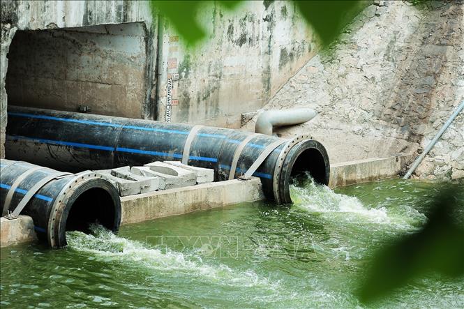 Hai ống HDPE song song, đường kính D1200 (1,2m), dài khoảng 1,5km, dẫn nước Hồ Tây chảy vào sông Tô Lịch. Ảnh: Lê Đông - TTXVN