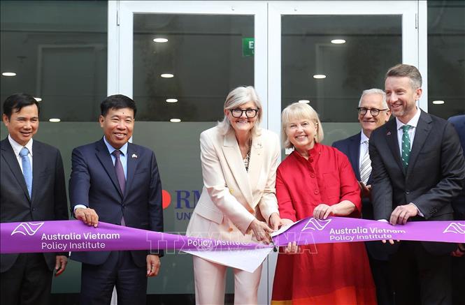 Toàn quyền Australia Sam Mostyn và các đại biểu thực hiện nghi lễ cắt băng khai trương Văn phòng đại diện của Viện Chính sách Australia – Việt Nam. Ảnh: TTXVN