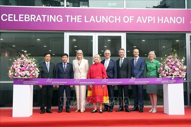 Toàn quyền Australia Sam Mostyn và các đại biểu tại lễ cắt băng khai trương Văn phòng đại diện của Viện Chính sách Australia – Việt Nam. Ảnh: TTXVN