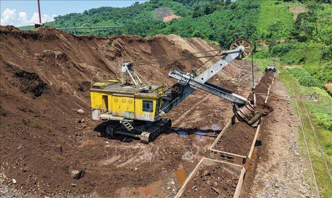 Quặng loại 3 được tập kết và vận chuyển bằng đường sắt về Chi nhánh tuyển Tằng Loỏng. Ảnh: Hoàng Hiếu - TTXVN