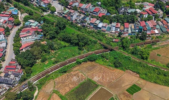 Với hệ thống đường sắt nội bộ dài hơn 80km, Công ty Apatit Việt Nam đã chủ động trong việc vận tải nguyên vật liệu, sản phẩm, tăng năng suất và hiệu quả khai thác… Ảnh: Hoàng Hiếu - TTXVN