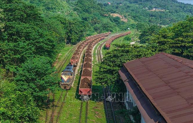 Với hệ thống đường sắt nội bộ dài hơn 80km, Công ty Apatit Việt Nam đã chủ động trong việc vận tải nguyên vật liệu, sản phẩm, tăng năng suất và hiệu quả khai thác… Ảnh: Hoàng Hiếu - TTXVN