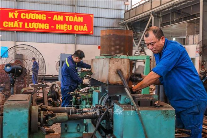 Công nhân Chi nhánh Sửa chữa cơ điện, Công ty Apatit Việt Nam thực hiện bảo dưỡng, sửa chữa máy móc, thiết bị, đảm bảo hoạt động sản xuất. Ảnh: Hoàng Hiếu - TTXVN