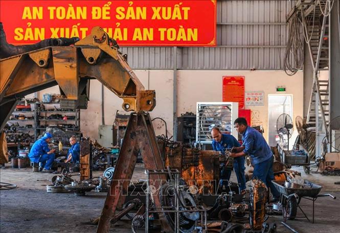 Công nhân Chi nhánh Sửa chữa cơ điện, Công ty Apatit Việt Nam thực hiện bảo dưỡng, sửa chữa máy móc, thiết bị, đảm bảo hoạt động sản xuất. Ảnh: Hoàng Hiếu - TTXVN