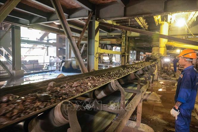 Băng tải vận chuyển quặng tại Chi nhánh tuyển Bắc Nhạc Sơn. Ảnh: Hoàng Hiếu - TTXVN