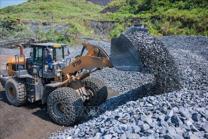 Quặng loại 2 được khai thác tại khai trường mỏ cóc. Ảnh: Hoàng Hiếu - TTXVN