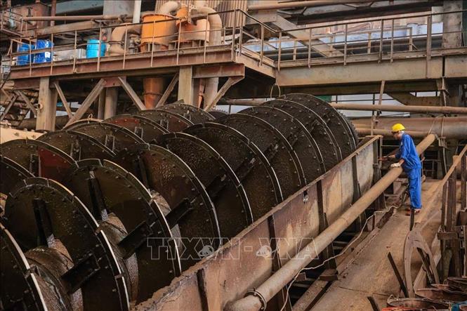 Công nhân Chi nhánh tuyển Tằng Loỏng (Khu công nghiệp Tằng Loỏng, Lào Cai) kiểm tra vận hành máy móc tuyển quặng. Ảnh: Hoàng Hiếu - TTXVN