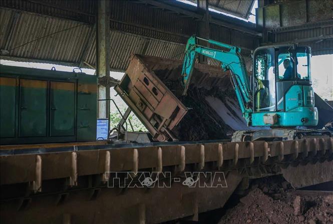 Quặng loại 3 từ ga đường sắt K3 được vận chuyển xuống Chi nhánh tuyển. Ảnh: Hoàng Hiếu - TTXVN
 
