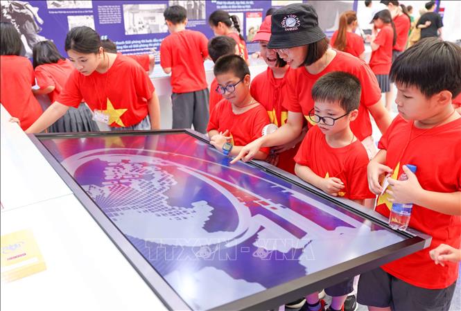 Học sinh tham quan, tìm hiểu về các sản phẩm thông tin của TTXVN. Ảnh: Thanh Tùng - TTXVN