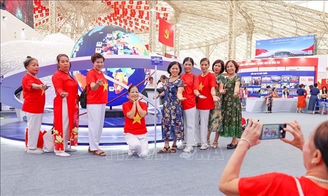 Khu trưng bày của TTXVN là điểm lý tưởng để người dân và khách tham quan, lưu lại những khoảnh khắc đẹp khi tới triển lãm. Ảnh: Thanh Tùng - TTXVN