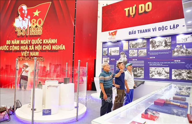 Đến với khu trưng bày của TTXVN, khách tham quan và nhân dân có thể tìm hiểu về Hành trình 80 năm Cơ quan Thông tấn quốc gia ra đời, xây dựng, phát triển và đồng hành cùng đất nước. Ảnh: Thanh Tùng - TTXVN
