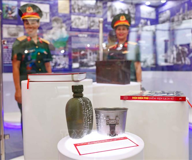 Những hiện vật đi cùng năm tháng được trưng bày, giới thiệu tới công chúng là một phần lịch sử không quên của các thế hệ phóng viên, biên tập viên TTXVN. Ảnh: Thanh Tùng - TTXVN