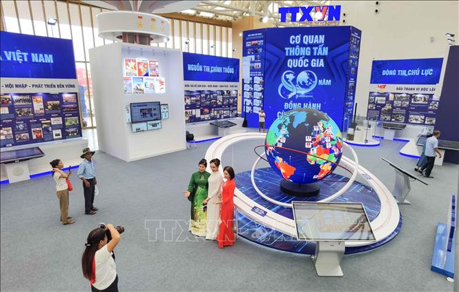 Khu trưng bày của TTXVN là điểm lý tưởng để người dân và khách tham quan, lưu lại những khoảnh khắc đẹp khi tới triển lãm. Ảnh: Thanh Tùng - TTXVN