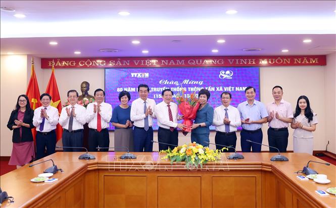 Trưởng Ban Nội chính Trung ương Phan Đình Trạc tặng hoa chúc mừng 80 năm Ngày truyền thống Thông tấn xã Việt Nam (15/9/1945 - 15/9/2025). Ảnh: Phạm Kiên - TTXVN