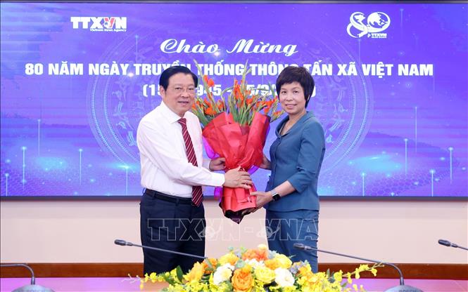Trưởng Ban Nội chính Trung ương Phan Đình Trạc tặng hoa chúc mừng 80 năm Ngày truyền thống Thông tấn xã Việt Nam (15/9/1945 - 15/9/2025). Ảnh: Phạm Kiên - TTXVN