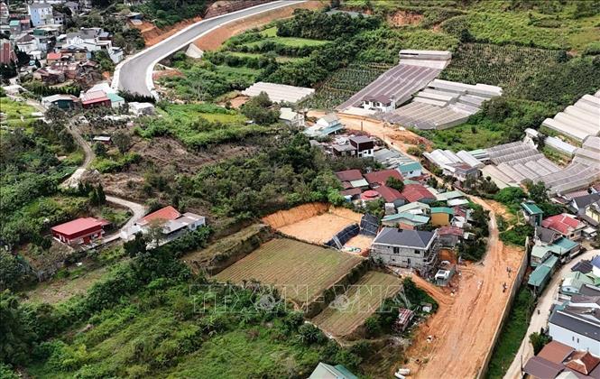 Đoạn cuối dài khoảng 400m (gần nút giao với đường An Tôn, phường 5, thành phố Đà Lạt cũ) của tuyến đường vành đai Đà Lạt vẫn trắc trở trong thi công chưa thể hoàn thiện. Ảnh: Nguyễn Dũng – TTXVN 