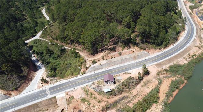 Dự án Xây dựng đường vành đai thành phố Đà Lạt và cơ sở hạ tầng các khu dân cư tổng kinh phí 870 tỷ đồng, dự kiến đến 6/2023 sẽ hoàn thành, đưa vào sử dụng nhưng đến nay vẫn chưa thể thông tuyến. Ảnh: Nguyễn Dũng – TTXVN 