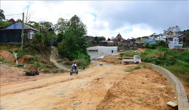 Đoạn cuối của tuyến đường vành đai Đà Lạt được cơ quan chức năng tích cực phấn đấu hoàn thiện để thông tuyến vào tháng 12/2025. Ảnh: Nguyễn Dũng – TTXVN 