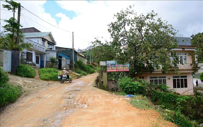 Đoạn thắt cổ chai của tuyến đường vành đai Đà Lạt nối với đường An Tôn (phường Cam Ly – Đà Lạt) do chưa thể giải phóng mặt bằng để thi công. Ảnh: Nguyễn Dũng – TTXVN 