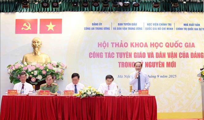 Các đồng chí điều hành hội thảo. Ảnh: Phương Hoa - TTXVN
