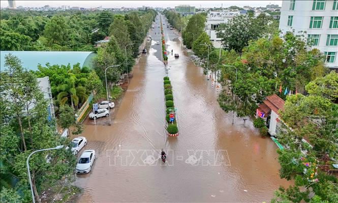 Nước từ sông Hậu tràn lên gây ngập đường Nguyễn Văn Cừ, phường Cái Khế, thành phố Cần Thơ trong đợt triều cường Rằm tháng 7 âm lịch. Ảnh: Thanh Liêm - TTTXVN