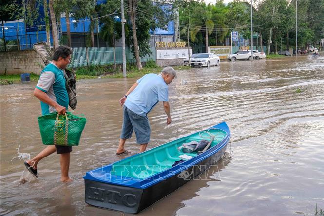 Người dân dùng thuyền di chuyển trên đường Nguyễn Văn Cừ, phường Cái Khế khi triều cường lên cao. Ảnh: Thanh Liêm - TTXVN