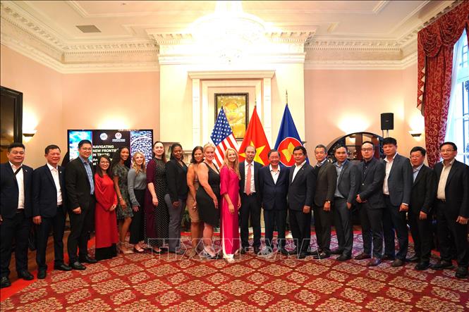 Đại sứ Việt Nam tại Mỹ Nguyễn Quốc Dũng và Chủ tịch ASTA Kerri Goad-Berrios chụp ảnh lưu niệm với các khách mời tại sự kiện. Ảnh: Ngọc Quang – PV TTXVN tại Mỹ