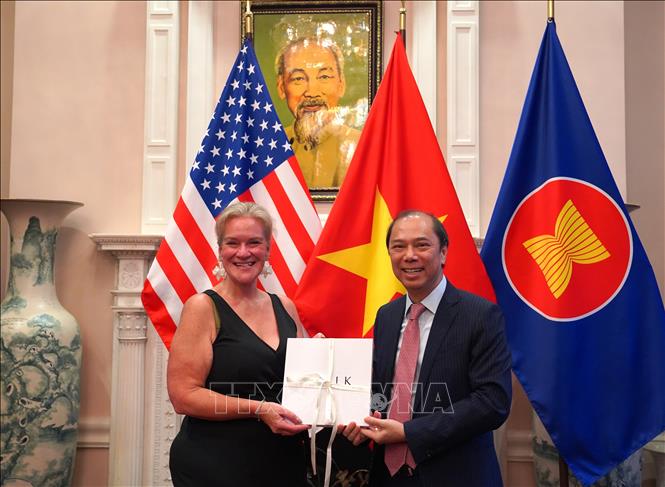 Đại sứ Việt Nam tại Mỹ Nguyễn Quốc Dũng (bên phải) và Chủ tịch ASTA Kerri Goad-Berrios tại sự kiện. Ảnh: Ngọc Quang – PV TTXVN tại Mỹ