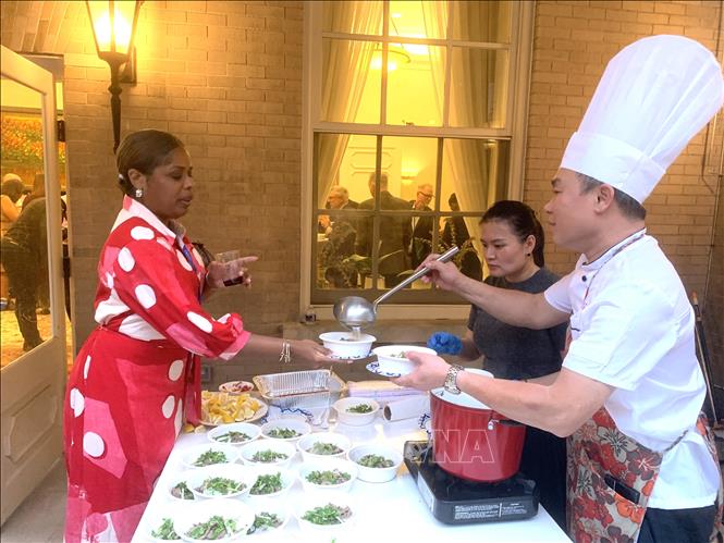 Khách tham dự thưởng thức phở bò - món ăn truyền thống được nêm nếm bằng chính các loại gia vị đặc trưng của Việt Nam – tại sự kiện. Ảnh: Ngọc Quang – PV TTXVN tại Mỹ