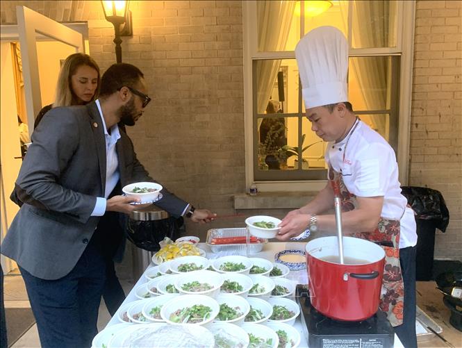 Khách tham dự thưởng thức phở bò - món ăn truyền thống được nêm nếm bằng chính các loại gia vị đặc trưng của Việt Nam – tại sự kiện. Ảnh: Ngọc Quang – PV TTXVN tại Mỹ