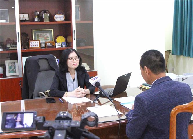 Bà Sokmom Nimul, Tổng Giám đốc Thông tấn xã Campuchia (AKP), trả lời phỏng vấn phóng viên TTXVN thường trú tại Campuchia. Ảnh: Hoàng Minh - PV TTXVN tại Campuchia
