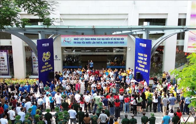 Các đơn vị tranh tài sôi nổi, hấp dẫn tại cuộc thi kéo co. Ảnh: Quốc Khánh - TTXVN