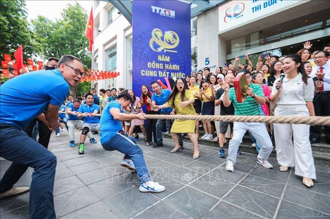 Các đội thi đấu trong sự cổ vũ nhiệt tình của khán giả. Ảnh: Hoàng Hiếu - TTXVN