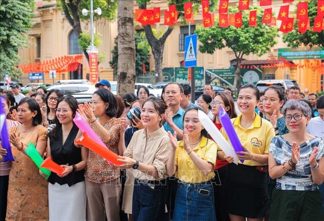 Các cổ động viên cổ vũ nhiệt tình cho các đội thi đấu. Ảnh: Hoàng Hiếu - TTXVN